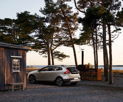 Volvo V40 T5 AWD Cross Country Location 7/8 Rear